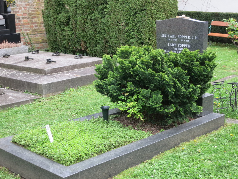 Karl and Hennie Popper's grave